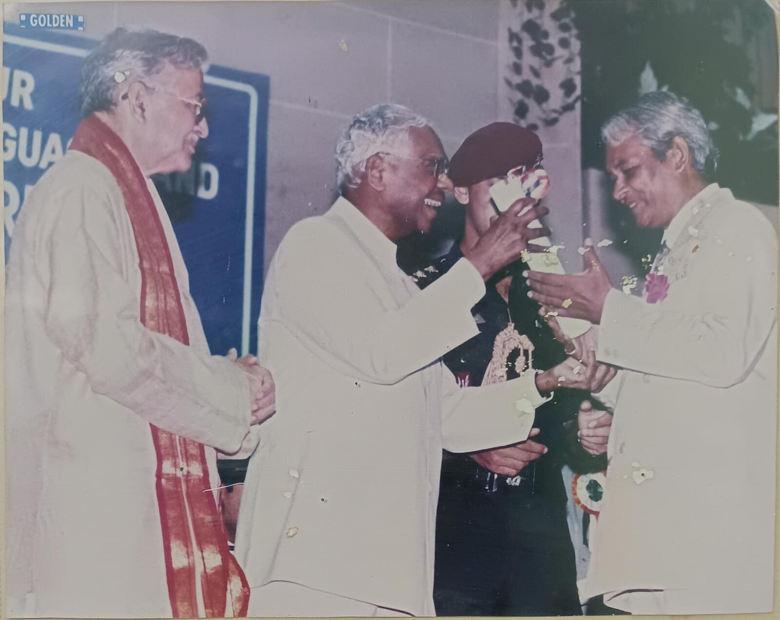 Founder Shri Govind Gupt receiving the National Award from President Dr. K. R. Narayanan — New Delhi, 5 September 1998.